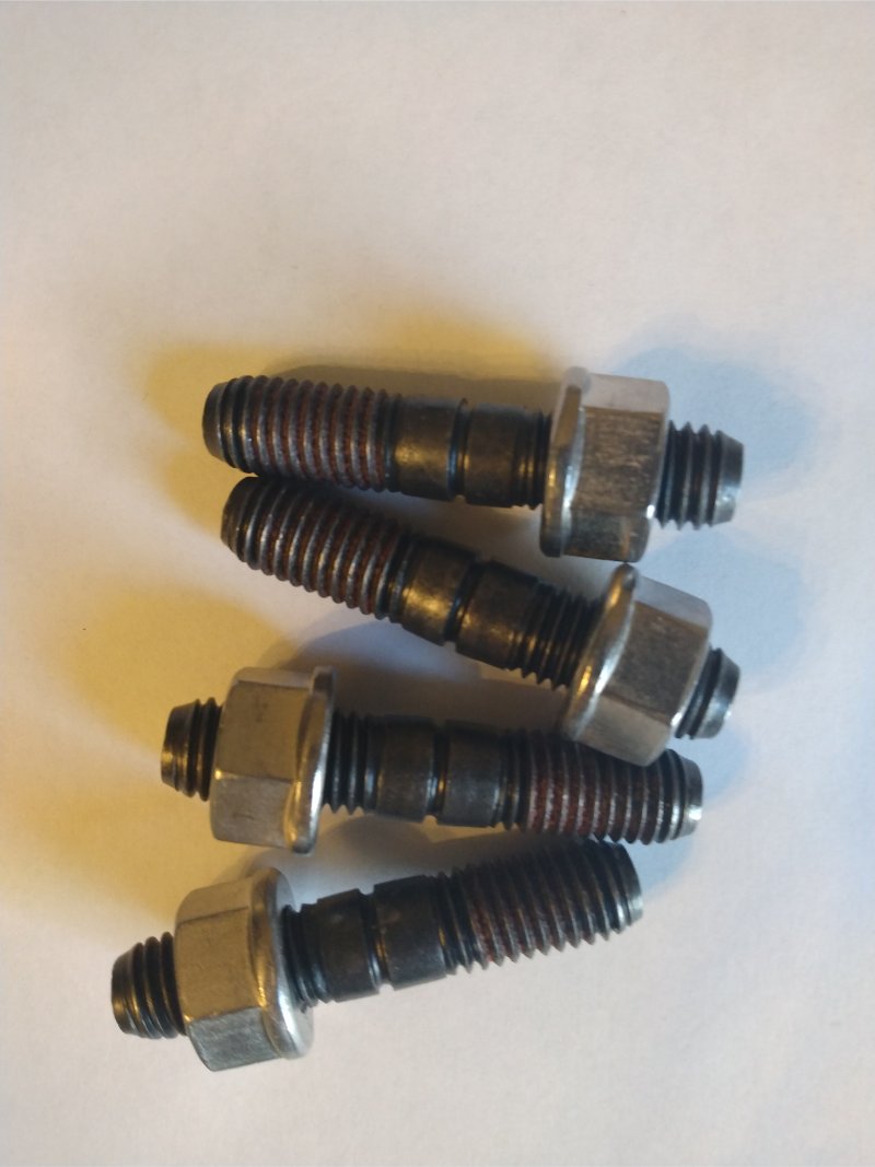 Stud and nut for turbo - 4 pack